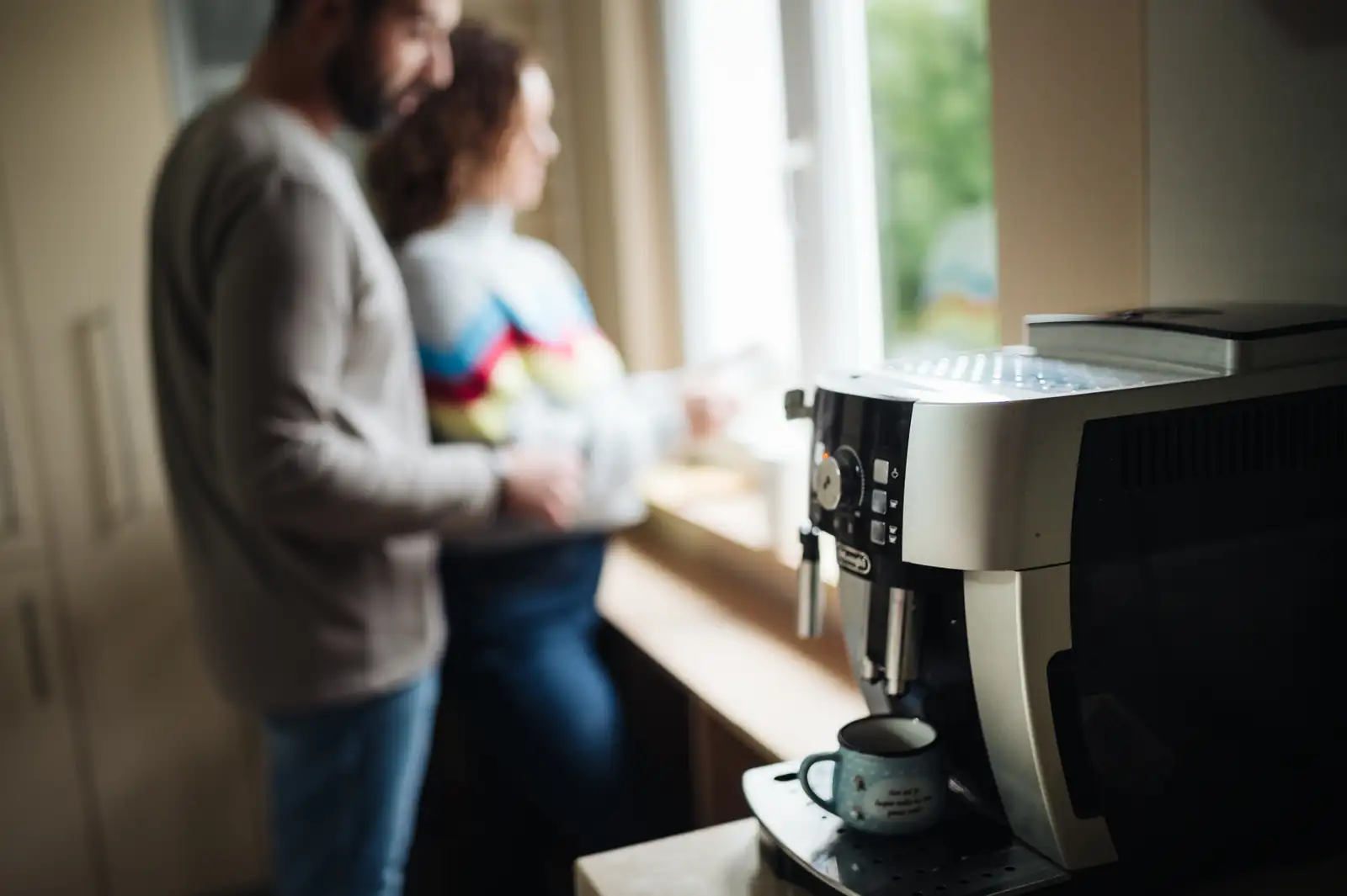 Foto: Shixart1985 · CC BY 2.0 · Wikimedia Commons Cafetera superautomática De'Longhi en la cocina de una vivienda, con su panel de mandos y el tubo de vapor a la vista